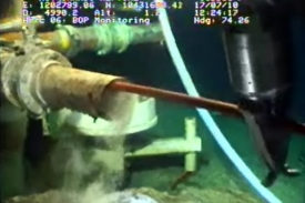 Podmořský robot u poškozeného potrubí.